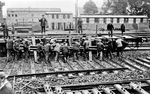 Mit reiner Muskelkraft wird das Herzstück einer Weiche auf den SS-Wagen 11988 verladen. (1934) <i>Foto: RVM</i>