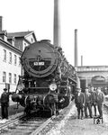 43 002 ist unmittelbar nach der Abnahme am 07.04.1927 im RAW Kassel im neuen Betriebsteil G des Bw Erfurt eingetroffen. Die Henschel-Lok wurde kurioserweise als einzige 43er mit Gasbeleuchtung ausgerüstet! Stolz nehmen Eisenbahner neben der Lok Aufstellung. Links steht das neue Verwaltung- und Sozialgebäude. Die Eisenacher 58 2012 steht vor der großen Lokhalle. Mit zwei innen liegenden Schiebebühnen bietet sie Platz für 57 Lokomotiven. Baubeginn der neuen Bw-Anlage am Ostende des Güterbahnhofs war 1924, die feierliche Inbetriebnahme fand am 18. März 1927 statt. Der neue Betriebsteil sollte als eigenständiges Bw Erfurt G in Betrieb gehen, was die Hauptverwaltung in Berlin jedoch abgelehnt hat. Im Schriftverkehr waren die neuen Bw-Bezeichnungen Erfurt G und P bereits eingeführt und auch bis Herbst 1927 gebräuchlich. Erst zum 1. November 1941 wurde die Abteilung G ("Am Wasserturm") vom Bw Erfurt abgetrennt und zum selbstständigen Bw Erfurt G erhoben. Die Abteilung P ("Weimarische Straße") hat die Bezeichnung Bw Erfurt P erhalten.  (04.1927) <i>Foto: RVM (Kreutzer)</i>