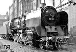 Die erste einer mehr als 3000 Maschinen umfassenden Fahrzeugfamilie, aufgenommen vom Haus- und Hoffotografen der Fa. Henschel auf dem Fabrikhof in Kassel Unterstadt. Die Lok ist vorübergehend mit einem Tender der Bauart 2'2' T 32 gekuppelt, der erst im Juli 1939 bei Henschel gegen den Originaltender 24355 getauscht wird. Am 17. März 1939 verließ die Baumusterlok 50 001 das Werkgelände und wurde dem Versuchsamt für Lokomotiven und Triebwagen Berlin-Grunewald zur Erprobung übergeben.  (03.1939) <i>Foto: Rudolf Kreutzer</i>