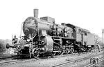 Porträtaufnahme der 56 917 im Heimat-Bw Hof. Werner Hubert ließ sich dabei gleich mit auf die Platte bannen, wobei Rudolf Kallmünzer die Kamera bediente, der mit von der Partie war. Die bayerische G 4/5 H wurde 1916 von Maffei in München gebaut und im Juli 1933 schon wieder ausgemustert. (1926) <i>Foto: Rudolf Kallmünzer</i>