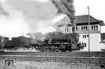 57 2159 (Bw Neuenmarkt-Wirsberg) verlässt mit einem Güterzug den Bahnhof Lichtenfels. (1936) <i>Foto: Ernst Schörner</i>