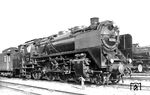 62 003 (Henschel, Baujahr 1928) wurde nach dreijähriger Abstellzeit von der Reichsbahn übernommen. Nach der Abnahmeuntersuchung am 17.12.1931 im RAW Mülheim (Ruhr)-Speldorf gehörte sie ab 19.12.1931 zum Bestand des Bw Düsseldorf Abstellbf. Frisch aufgeputzt glänzt sie in der Wintersonne vor einem Reisezug im Abstellbahnhof.  (02.1932) <i>Foto: DLA Darmstadt (Bellingrodt)</i>