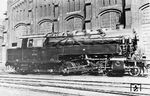 95 044 präsentiert sich vor der imposanten Fabrikkulisse im Werkhof der Fa. Hanomag in Hannover. Die Lok trägt bereits die neue Reichsbahn-Beschilderung, sogar die Bw-Tafel "Bw Erfurt" ist schon angeschraubt. Die Beheimatung in Erfurt war nur von kurzer Dauer. Im April 1924 wurde die Lok dem Bw Probstzella für Belastungsversuchsfahrten auf der Strecke Probstzella—Rothenkirchen (Ofr) zugeteilt. Nach erfolgter Streckenzulassung und weiterer Zuteilung von Loks der Baureihe 95 wurden die beim Bw Probstzella stationierten Bayern der Baureihe Gt 2x 4/4 (Baureihe 96) an ihre Heimat-Direktionen Nürnberg und Würzburg zurückgegeben.  (03.1924) <i>Foto: Rudolf Kreutzer</i>