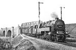 Während der Abnahmeprobefahrt passiert 95 044 mit einer Übergabe vom EAW Leinhausen kommend das Kreuzungsbauwerk unweit der Bahnhofseinfahrt von Hainholz Vschbf (später Hannover Hgbf). Beachtenswert ist auch das dreiflügelige Hauptsignal. Mit Hp3 wurde die Einfahrt in den Werkstättenbahnhof Leinhausen signalisiert. (14.03.1924) <i>Foto: Rudolf Kreutzer</i>