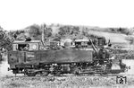 99 201, eigentlich eine C'C-h4vt-Mallet-Feldbahnlok aus dem 1. Weltkrieg (Henschel, Baujahr 1917), kam 1920 zur Eichstätter Schmalspurbahn. Die zum Bw Ingolstadt/Lokbf Eichstätt Stadt gehörende Lok verkehrte auf der Strecke von Eichstätt Bahnhof nach Kinding. Nach Umbau der Strecke auf Normalspur wurde sie am 17.10.1934 ausgemustert und verschrottet. Die Aufnahme enstand an der Bahnhofseinfahrt in Eichstätt Bahnhof. (1933) <i>Foto: DLA Darmstadt (Maey)</i>