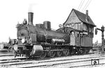 Porträtaufnahme der 1909 bei Henschel in Cassel gebauten 55 1328 im Heimat-Bw Treysa. Die preußische G 7² überstand als eine der wenigen ihrer Gattung die große Ausmusterungswelle Anfang der 1930er Jahre und sogar die Wirren des Krieges. Zuletzt im Bestand des Bw Dieringhausen wurde sie im Januar 1949 an die Dürener Kreisbahn verkauft und dort bis 1954 eingesetzt. (1932) <i>Foto: DLA Darmstadt (Maey)</i>