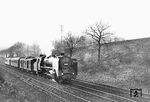 Kurz vor der Hochdahler Straße erreicht 62 002 vor dem Kurswagenzug D 325 (Düsseldorf – Wuppertal) das Ende der Steilrampe Erkrath—Hochdahl. Die Wagen gingen in Wuppertal-Elberfeld auf den FD 225 nach Berlin Stadtbahn über. Die Lok des Bw Düsseldorf Abstellbf ist hier schon mit den großen Windleitblechen unterwegs (vgl Bild-Nr. 78703).  (03.1934) <i>Foto: DLA Darmstadt (Bellingrodt)</i>