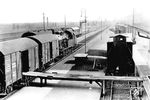 Eine preußische T 18 (Baureihe 78) wartet im Bahnhof Gau-Algesheim an der linken Rheinstrecke zwischen Bingen (Rhein) und Mainz an der Stückgutrampe. Um das eigentliche Ladegleis zu überbrücken, wurde eine bewegliche Ladebrücke mit Ausziehplatte und Klappe, hier in Ladestellung, über das Gleis gelegt. (1931) <i>Foto: RVM</i>