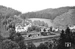 Der Bahnhof Hölle war ein kleiner Durchgangsbahnhof IV. Klasse der Rbd Erfurt. Er lag an der Bahnstrecke Triptis—Lobenstein (Thür)—Marxgrün an der thüringisch-bayerischen Landesgrenze in Bayern. Nach der Besetzung Thüringens durch die Rote Armee ab Juni 1945 wurde die Landesgrenze zur Demarkationslinie zwischen der amerikanisch und sowjetisch besetzten Zone in Deutschland. Der Zugverkehr über die Zonengrenze endete deshalb am 3. Juni 1945. Ab 1. August 1945 war die Zonengrenze zugleich die Grenze zwischen den Reichsbahndirektionen Erfurt und Nürnberg.  (1935) <i>Foto: RVM</i>