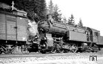 96 017 vom Bw Rothenkirchen (Ofr) auf Talfahrt zwischen Steinbach am Wald und Block Leinenmühle. Die Lok bremst jetzt einen Teil des eben noch nachgeschobenen Zuges. Zur besseren Verständigung zwischen den Personalen auf Zug- und Schiebelok hatten die 96er besonders laute Schiffspfeifen erhalten, die -wie im Bild sichtbar- durch ihre besondere Größe auffielen. Zug- und Schiebefunk waren zu dieser Zeit noch ein Fremdwort. (1929) <i>Foto: RVM (Köditz)</i>