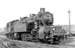 96 024 in ihrem Heimat-Bw Rothenkirchen (Ofr), wo sie am 13.04.1923 fabrikneu angeliefert wurde. Sie war eine der wenigen bayerischen Gt 2×4/4, die bis auf die Geislinger Steige auf allen Steilrampen Deutschlands eingesetzt war. Von der Frankenwaldrampe wurde sie im September 1940 zur Schiefen Ebene nach Neuenmarkt-Wirsberg versetzt. Drei Monate später ging es weiter nach Aschaffenburg, wo sie auf der Spessartrampe von Laufach nach Heigenbrücken eingesetzt wurde. Im Oktober 1944 kam sie zur Rübelandbahn in den Harz. Mit dem Einzelstück konnte man dort nach dem Krieg wohl wenig anfangen, sie war von Januar 1948 bis August 1949 Kurierlok des RAW Stendal. Im Oktober 1954 erfolgte die Umsetzung als Heizlok zum Institut für Schienenfahrzeuge in Wildau und damit die Absetzung (Ausmusterung) vom Lokstand.  (10.06.1933) <i>Foto: DLA Darmstadt (Bellingrodt)</i>