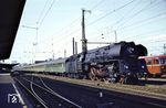 01 0534 steht vor D 207 (Frankfurt/M – Warschau) im Bahnhof Bebra. (08.1971) <i>Foto: Gerhard Moll</i>