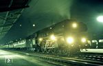 Im nächtlichen Bahnhof Bebra wartet die Erfurter 01 0533 mit D 201 nach Leipzig auf Ausfahrt. (1972) <i>Foto: Gerhard Moll</i>