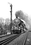 56 2205 (Bw Wittenberge) donnert am frühen Morgen mit einem schweren Güterzug von Hamburg-Rothenburgsort nach Wittenberge am Einfahrignal von Friedrichsruh vorbei.  (1938) <i>Foto: Walter Hollnagel</i>