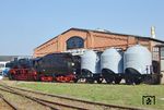 52 4900 ist die letzte erhaltene Kohlenstaublokomotive. Sie war von 1954 bis 1979 mit dieser Feuerungsart im Einsatz. Im Jahre 1970 erhielt sie mit der Einführung des EDV-Nummernschemas bei der Deutschen Reichsbahn die neue Loknummer 52 9900-3. Hier präsentiert sich das Museumsfahrzeug mit dem artgerechten Kohlenstaubwagen 54-08-64 im historischen Bw Arnstadt.  (19.09.2009) <i>Foto: Andreas Höfig</i>