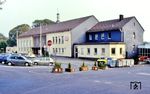 Das nach der Kriegszerstörung in vereinfachter Form auf den noch verbliebenen Grundmauern wieder aufgebaute und am 14. August 1956 eingeweihte neue Empfangsgebäude von Remscheid Hbf war nicht besonders “großstädtisch” ausgelegt, sondern eher nüchtern und im Stil der Zeit. Er war zweckmäßig mit den damals notwendigen Diensträumen und Einrichtigungen, die einen Bahnhof der Bundesbahnzeit ausmachten einschließlich einer Bahnhofsgaststätte. Zum Zeitpunkt der Aufnahme (2002) stand das Gebäude bereits auf der Abschussliste. Bahn und Stadt stritten noch über einen adäquaten Ersatz. (13.10.2002) <i>Foto: Wilfried Sieberg</i>