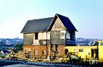 Anfang der 1970er Jahre wurde die alte Bahnherrlichkeit im Bahnhof Remscheid-Güldenwerth um wesentliche Dinge verändert. Das alte Empfangsgebäude hatte man wenig gepflegt und dem Abbruch preisgegeben, womit der markante Orientierungspunkt im Bahnareal verschwand. Auch das bahnsteignahe Stellwerk wurde abgerissen, da das neue Dr-Stellwerk in Remscheid Hbf seine Aufgaben übernahm. Das Güldenwerther Stellwerk trug bis zum Schluss noch die alte Bezeichnung "Gü", obwohl es auf dem Gleisplan längst als Stellwerk "Gf" (= Güldenwerth Fahrdienstleiter) vermerkt war. (08.1974) <i>Foto: Wilfried Sieberg</i>