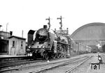 19 011 (Bw Dresden-Altstadt) hat an einem Kopfbahnsteig in der Mittelhalle des Dresdner Hauptbahnhofs einen Schnellzug in Richtung Chemnitz bespannt, gerade wird die Bremsprobe ausgeführt. (1928) <i>Foto: unbekannt</i>