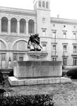 Denkmal für die im 1. Weltkrieg gefallenen Eisenbahner vor dem Berlin Hamburger Bahnhof. Das ehemalige Empfangsgebäude ist das einzige erhaltene der großen Berliner Kopfbahnhöfe und wird heute als Museum genutzt. Das Empfangsgebäude überlebte möglicherweise auch, weil es nach nur 37 Jahren Betriebszeit am 14. Oktober 1884 stillgelegt wurde, da der nahegelegene Lehrter Bahnhof nun auch den Reiseverkehr in Richtung Hamburg übernahm. Schon 1906 eröffnete im Empfangsgebäude das Königliche Bau- und Verkehrsmuseum. Im Zweiten Weltkrieg erlitt das Gebäude 1944 zwar starke Beschädigungen, große Teile der Sammlung blieben jedoch erhalten. Von der großen Modellbahn im Maßstab 1:43 blieb nach der Plünderung 1945 nichts mehr übrig. Nach dem Krieg wurde das Gebäude der Deutschen Reichsbahn übertragen. Das gesperrte Gebäude stand der Öffentlichkeit nicht zur Verfügung. Engagierte Reichsbahner erreichten es jedoch, Bauwerk und Exponate so gut es ging zu erhalten. Die Deutsche Reichsbahn konnte bzw. wollte mit dem Museum nichts anfangen, waren doch ihre Rechte im Westteil der Stadt Berlin aufgrund alliierter Festlegungen auf Transportaufgaben beschränkt. Als 1984 die BVG die Betriebsrechte an den in West-Berlin gelegenen S-Bahn-Strecken übernahm, ging auch der Hamburger Bahnhof an den Berliner Senat über. Die alten Ausstellungsstücke wurden an das Verkehrsmuseum Dresden bzw. Deutsche Technikmuseum Berlin übergeben. (1931) <i>Foto: RVM</i>