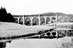 Eine Hirschberger E 17 überquert mit einem Schnellzug die Sattlerschlucht auf dem 25 m hohen Boberviadukt bei Hirschberg (Riesengeb).  (1934) <i>Foto: RVM</i>
