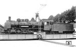 38 2698 (Bw Grunewald) auf der Schiebebühne im RAW Grunewald. Sie war 1930 probeweise auf Caprotti-Ventilsteuerung umgebaut worden. Eine umlaufende Nockenwelle betätigte über Kurvenscheiben die Ein- und Auslassventile eines Zylinders, hier über dem linken Zylinder zu sehen. Von Oktober 1930 bis Februar 1931 fanden durch die Versuchsabteilung für Lokomotiven des RAW Grunewald zahlreiche Versuchsfahrten statt. 1932 wurde die Ventilsteuerung wieder gegen eine Heusinger-Steuerung getauscht.  (1931) <i>Foto: DLA Darmstadt (Maey)</i>