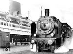 38 2310 (Bw Bremen P) wartet mit einem Sonderzug des Norddeutschen Lloyd auf Fahrgäste des Ozeandampfers "Bremen" am Überseekai in Bremerhaven Columbusbf. Die hier gezeigte "Bremen" ist bereits das vierte Schiff des Lloyd mit diesem Namen und gewann 1929 das Blaue Band als schnellstes Schiff auf der Transatlantik-Route Europa—New York. (1932) <i>Foto: RVM</i>