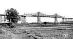 Die Rendsburger Hochbrücke wurde zwischen 1911 und 1913 gebaut und misst zusammen mit ihren beiden Auffahrtrampen 7,5 Kilometer. Die eigentliche stählerne Brückenkonstruktion hat eine Länge von 2486 Metern, wobei die Hauptbrücke bei einer Gesamtlänge von 317 Metern den Nord-Ostseekanal mit einer lichten Höhe von 42 Metern und einer Stützweite von 140 Metern überspannt. Über den Kanal fährt gerade eine P 8 mit einem Personenzug. (1932) <i>Foto: RVM</i>