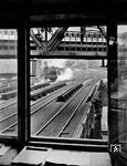 Blick aus dem Stellwerk "Abf" des Bahnhofs Berlin-Anhalter Bf auf einen ausfahrenden Zug mit einer pr. P 10. Der Anhalter Bahnhof war wohl der bekannteste Berliner Kopfbahnhof. In den Tagen der Olympischen Sommerspiele 1936 soll hier etwa alle zwei Minuten ein Zug abgefahren oder angekommen sein. Am 3. Februar 1945 wurde der Bahnhof durch Luftangriffe der Alliierten so schwer beschädigt, dass nur noch die vier Hallenwände übrigblieben und die Stahlkonstruktion des Hallendaches eingestürzt war. 1959 wurde der Bahnhof gesprengt, wobei nur noch der Portikus stehen blieb. Heute diskutiert man wieder über den Abriss auch dieses Restes - als ob Berlin keine anderen Probleme hätte. (1932) <i>Foto: RVM</i>