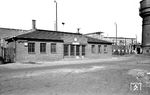 Im Zweiten Weltkrieg wurde das Empfangsgebäude von Münster Hbf vollständig zerstört. Ab 1950 wurde das Bahnhofsareal und die neue Bundesbahndirektion (im Hintergrund rechts) neu errichtet. Als behelfsmäßiger Zugang diente temporär auch dieses unscheinbare Gebäude auf der Rückseite. (1954) <i>Foto: Quebe</i>