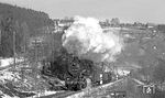 58 1758 (Bw Aue) kommt hinter Erla angedampft. (02.1976) <i>Foto: Burkhard Wollny</i>