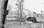 Bevor die Strecke nach Crottendorf in den 1980er Jahren zum letzten Refugium der Baureihe 86 wurde, war die Baureihe auf der Strecke nach Annaberg ständiger Gast. Hier ist es 86 1551, die mit einem beachtlichen Güterzug durch das "Tollwut-Sperrgebiet" bei Walthersdorf in Richtung Annaberg-Buchholz unterwegs ist. (02.1976) <i>Foto: Burkhard Wollny</i>