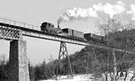 99 1568 auf dem Viadukt über die Zwickauer Mulde bei Schönheide Süd. (02.1976) <i>Foto: Burkhard Wollny</i>