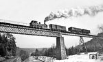 99 1568 überquert die Zwickauer Mulde bei Schönheide Süd. Links die Landstraße aus Richtung Klingenthal nach Aue, die heutige B 283. (02.1976) <i>Foto: Burkhard Wollny</i>