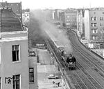 03 001 fährt mit ihrem Sonderzug auf der Berliner Stadtbahn in Richtung Zoologischer-Garten durch den S-Bahnhof Savignyplatz. (25.03.1985) <i>Foto: Karsten Risch</i>