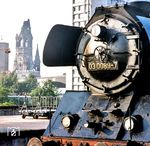 03 0089 im Bahnhof Zoo vor dem Wahrzeichen des Berliner Westens, der im Zweiten Weltkrieg zerstörten neuromanischen Kaiser-Wilhelm-Gedächtniskirche, die heute ein Museum und Mahnmal für den Frieden ist. (05.1975) <i>Foto: Karsten Risch</i>