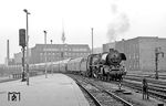 03 2162 stellt in Berlin-Ostbahnhof den D 565 nach Leipzig bereit. (1976) <i>Foto: Karsten Risch</i>