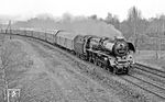 03 2162 biegt mit D 565 nach Leipzig am Abzweig Ostendgestell in Berlin-Wuhlheide in Richtung Grünauer Kreuz ab. Die Gleise im Hintergrund führen nach Frankfurt/Oder. (03.1976) <i>Foto: Karsten Risch</i>