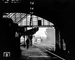 Um 6.20 Uhr startete der D 1316 "Berlinaren" in Berlin-Zoologischer Garten, 7 Minuten später eilt 03 0088 am S-Bahnhof Bellevue auf der Stadtbahn ostwärts vorbei. (10.1976) <i>Foto: Karsten Risch</i>