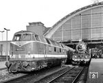 In Berlin Ostbahnhof trifft 03 0077 vor Ex 316 "Berlinaren" nach Malmö (Abfahrt 07.05 Uhr) auf die in Gleis 1 wartende 118 279 vom Bw Dresden. (19.05.1976) <i>Foto: Karsten Risch</i>