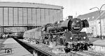 Neben 03 0010 war 03 0074 die einzige DR-03.10 mit Oberflächenvorwärmer. Hier steht sie vor D 1316 "Berlinaren" im Bahnhof Berlin-Zoologischer Garten. (1977) <i>Foto: Karsten Risch</i>