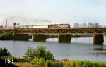 Der morgendliche Leerzug für den D 1316 vom Berliner Ostbahnhof nach Berlin-Zoologischer Garten passiert mit der Stralsunder 03 0075 die Grenze vor dem Lehrter Stadtbahnhof. Im Hintergrund das Berliner Reichstagsgebäude.  (21.06.1977) <i>Foto: Karsten Risch</i>