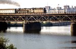 03 0075 frühmorgens um 6.00 Uhr mit dem Lr für D 1316 auf der Spreebrücke am Lehrter Bahnhof vor der Kulisse des Reichstagsgebäudes. (21.06.1977) <i>Foto: Karsten Risch</i>