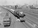03 0046 vor D 270 "Meridian" nach Malmö hat soeben den Berliner Ostbahnhof verlassen und passiert die Warschauer Brücke. Links "parkt" die ostbahnhofer 132 495. (1979) <i>Foto: Karsten Risch</i>