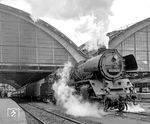 Pünktlich um 14.22 Uhr verlässt 03 2162 vor D 565 nach Leipzig und Aue den Berliner Ostbahnhof. 03 162 war im übrigen die letzte 03 mit 850 mm Laufrädern vorne, ab 03 163 bekammen die Maschinen 1000 mm Laufräder. (04.1976) <i>Foto: Karsten Risch</i>