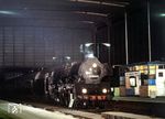 Kurz vor Mitternacht ist 03 0090 um 23.52 Uhr mit dem D 1317 "Berlinaren" in Berlin Zoologischer-Garten eingetroffen. (1976) <i>Foto: Karsten Risch</i>