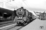 01 119 wurde am 4. Januar 1935 fabrikneu an das Bw Leipzig Hbf West geliefert und gehörte zum Zeitpunkt der Aufnahme im Bahnhof Bebra zum Bw Erfurt. Vom 10.07.1964 bis 09.09.1964 wurde sie im Reichsbahnausbesserungswerk Meiningen in 01 528 rekonstruktiert und mit Ölhauptfeuerung ausgerüstet.  (24.05.1964) <i>Foto: Helmut Röth</i>