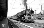 01 506 (Bw Erfurt) hat in Bebra den D 199 aus Frankfurt/M übernommen. (24.05.1964) <i>Foto: Helmut Röth</i>