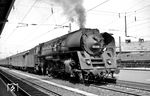 Am 30.11.1962 wurde 01 506 als rekonstruierte Maschine aus 01 127 im Reichsbahnausbesserungswerk Meiningen abgenommen und steht hier vor D 199 im Bahnhof Bebra. (24.05.1964) <i>Foto: Helmut Röth</i>
