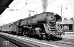 01 506 (Bw Erfurt) steht abfahrbereit vor D 199 im Bahnhof Bebra. (24.05.1964) <i>Foto: Helmut Röth</i>