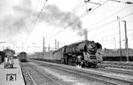 01 506 fährt mit D 199 aus dem Bahnhof Bebra. Nächster Halt wird der DDR-Grenzbahnhof Gerstungen sein. (24.05.1964) <i>Foto: Helmut Röth</i>